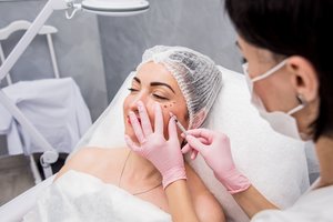 Grožio klinikoje Šiauliuose – nešvarūs pinigai: pareigūnus šokiravo nusikaltimo mastas ir įžūlumas