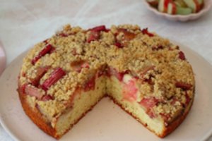 Rabarbarų pyragas su trupiniais: receptas, kurį tikrai verta išbandyti