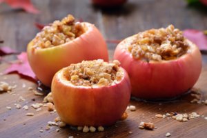 Avižiniais dribsniais įdaryti kepti obuoliai: nuostabus receptas, kurį norėsis kartoti visus metus