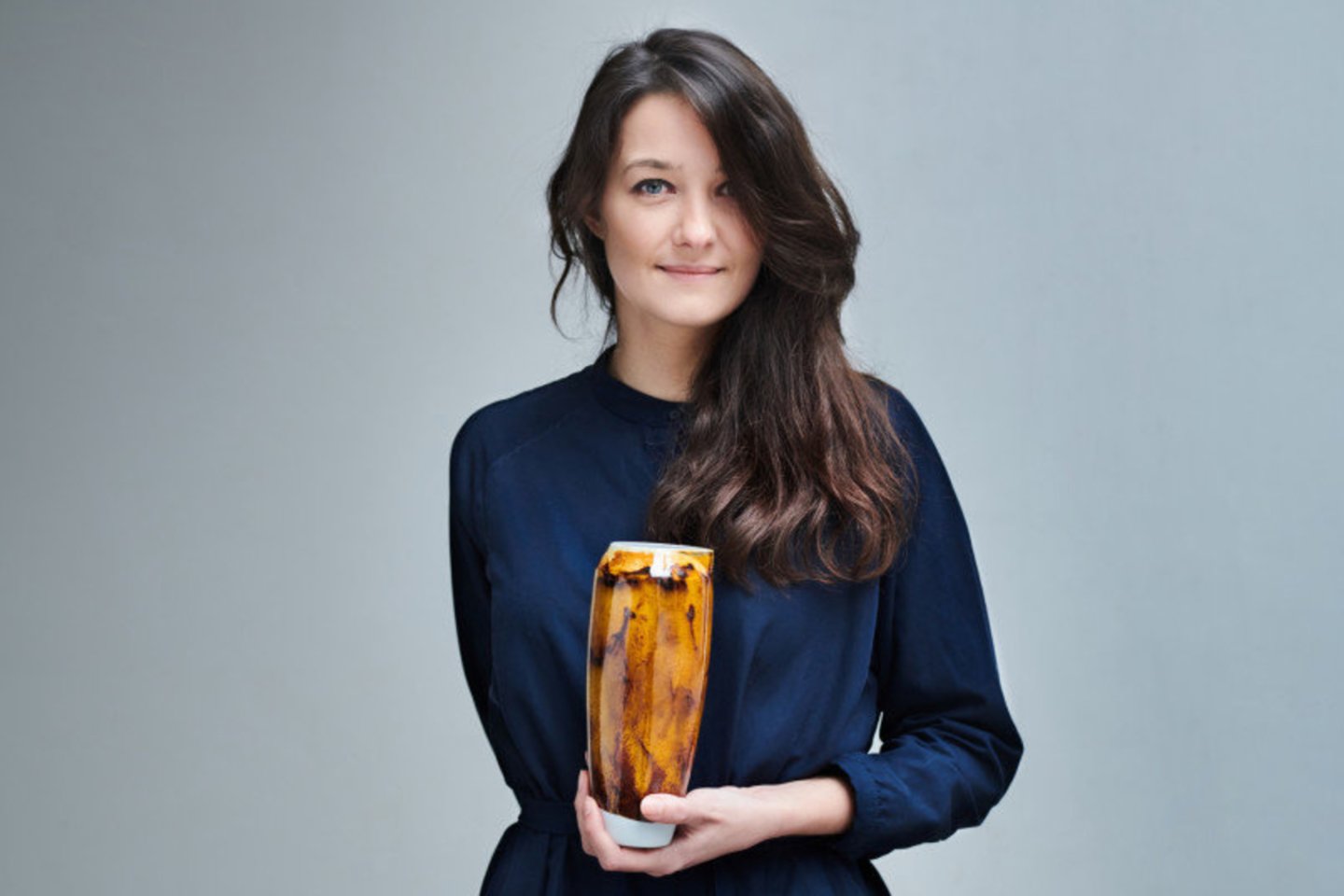 Lietuvoje ir Nyderlanduose kurianti medžiagų ir produktų dizainerė Agnė Kučerenkaitė jau du kartus laimėjo Naujojo europinio bauhauzo idėjas skleidžiančios WORTH partnerystės programos finansavimą – tokio įvertinimo sulaukė jos vystomas projektas „Biofuel Waste is Bliss“.<br>Asmeninio Agnės Kučerenkaitės archyvo (autorius Bas Muda) nuotr.