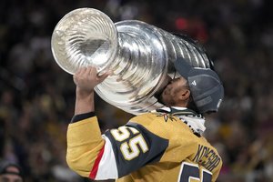 Rekordinis greitis: „Vegas Golden Knights“ iškovojo NHL čempionų titulą