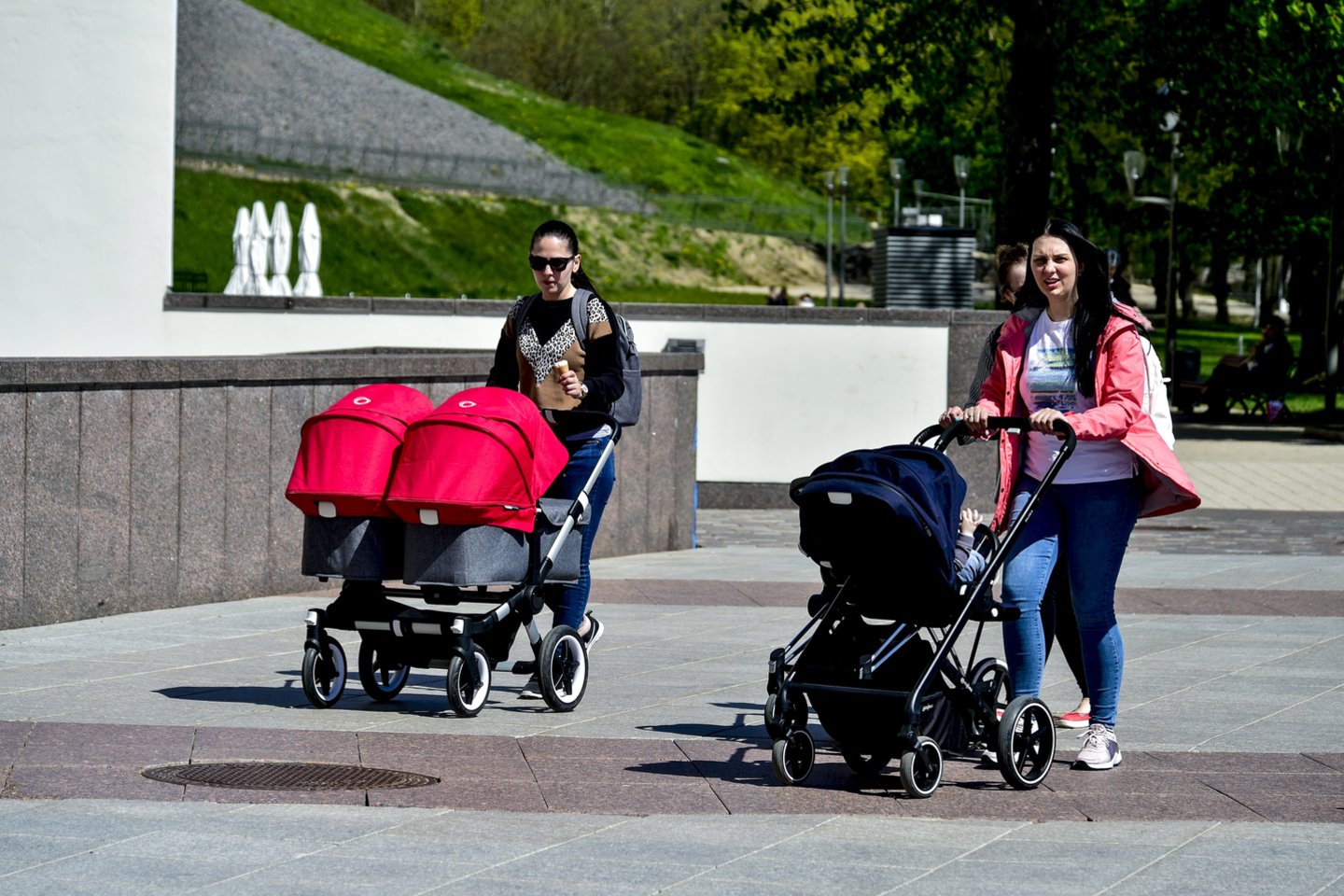 Seimas priėmė įstatymo pakeitimus, kuriais numatoma didinti minimalias motinystės, tėvynės ir vaiko priežiūros išmokas.<br>V.Ščiavinsko nuotr.