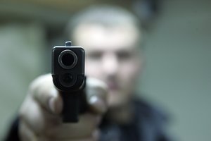 Šiauliuose vyras griebėsi ginklo ir juo ėmė grasinti moteriai