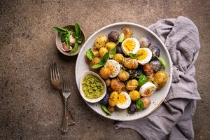 Šviežių bulvių salotos su petražolių pesto padažu: pigu, gardu ir sveika