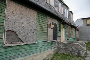 Vos 34-erių benamis Vitas būstą pavertė infekcijos bomba ir nenori kalbėti, kodėl šeima išvijo iš namų