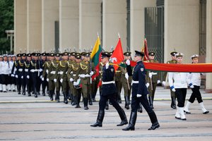 Lietuvos vadovai Valstybės vėliavos pakėlimo ceremonijoje ir pagarbos eisenoje atminė okupacijos ir genocido aukas