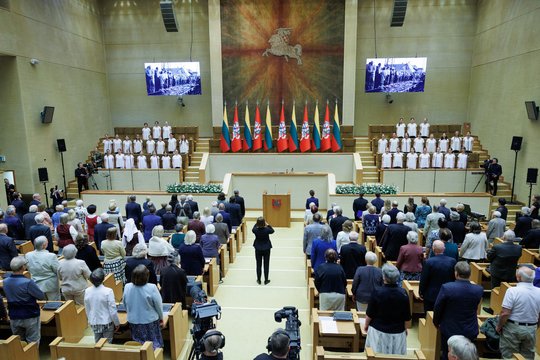 Seimo Kovo 11-osios Akto salėje trečiadienį susirinko politiniai kaliniai, tremtiniai ir jų<br>T.Bauro nuotr.