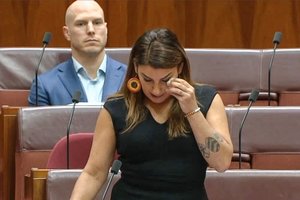 Australijos parlamentas nėra „saugi vieta“ moterims dirbti, teigia priekabiavimą patyrusi senatorė