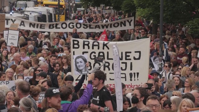 Tūkstančiai lenkių plūdo į gatves reikalaudamos nustoti jas žudyti: protestavo prieš abortų draudimą