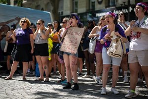 Dešimtys tūkstančių moterų Šveicarijoje išėjo į gatves, reikalaudamos lygybės