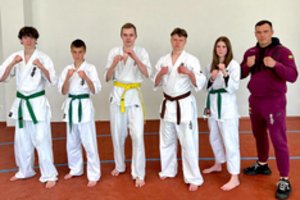 Po sudėtingos operacijos sveikstantis karate čempionas auklėtinius varžyboms ruošia gulėdamas