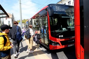 Paaiškino, kada autobusų vairuotojai privalo atidaryti priekines duris keleiviams