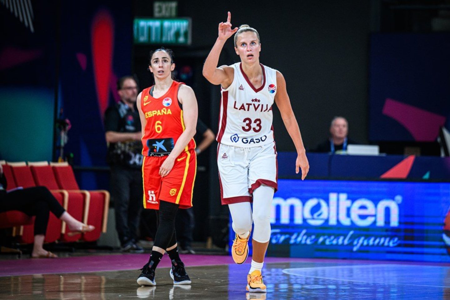  Latvijos moterų krepšinio rinktinė Europos čempionate patiesė galingą Ispaniją.<br> FIBA.com nuotr.