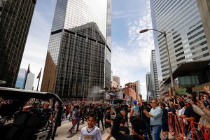 Čempioniškas Denverio klubo paradas neapsiėjo be nelaimių: buvo pašauti du žmonės