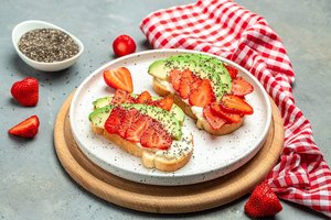 Skrebučiai su avokadu, braškėmis ir sūriu įtiks ir sveikuoliams, ir gurmanams