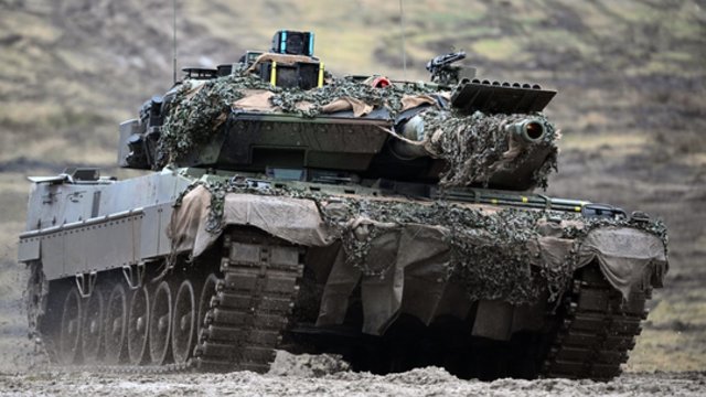 Stiprinamos Ukrainos pajėgos: Nyderlandai ir Danija finansuos sunaikintų tankų „Leopard“ tiekimą
