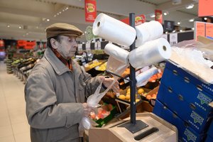 „Lidl“ skelbia, kiek nuo liepos 1 d. jų parduotuvėse kainuos vienkartiniai maišeliai