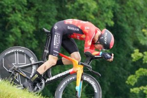 Tragedija dviračių sporte – lenktynių metu į avariją patekęs 26-erių olimpietis neišgyveno