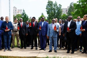 PAR delegacija 10 valandų įstrigo Varšuvos oro uoste: atsisakė išsilaipinti be ginklų