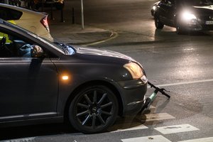 Keliuose – skaudžios avarijos: paspirtuku važiavęs vyras ir du motociklininkai patyrė sunkias traumas