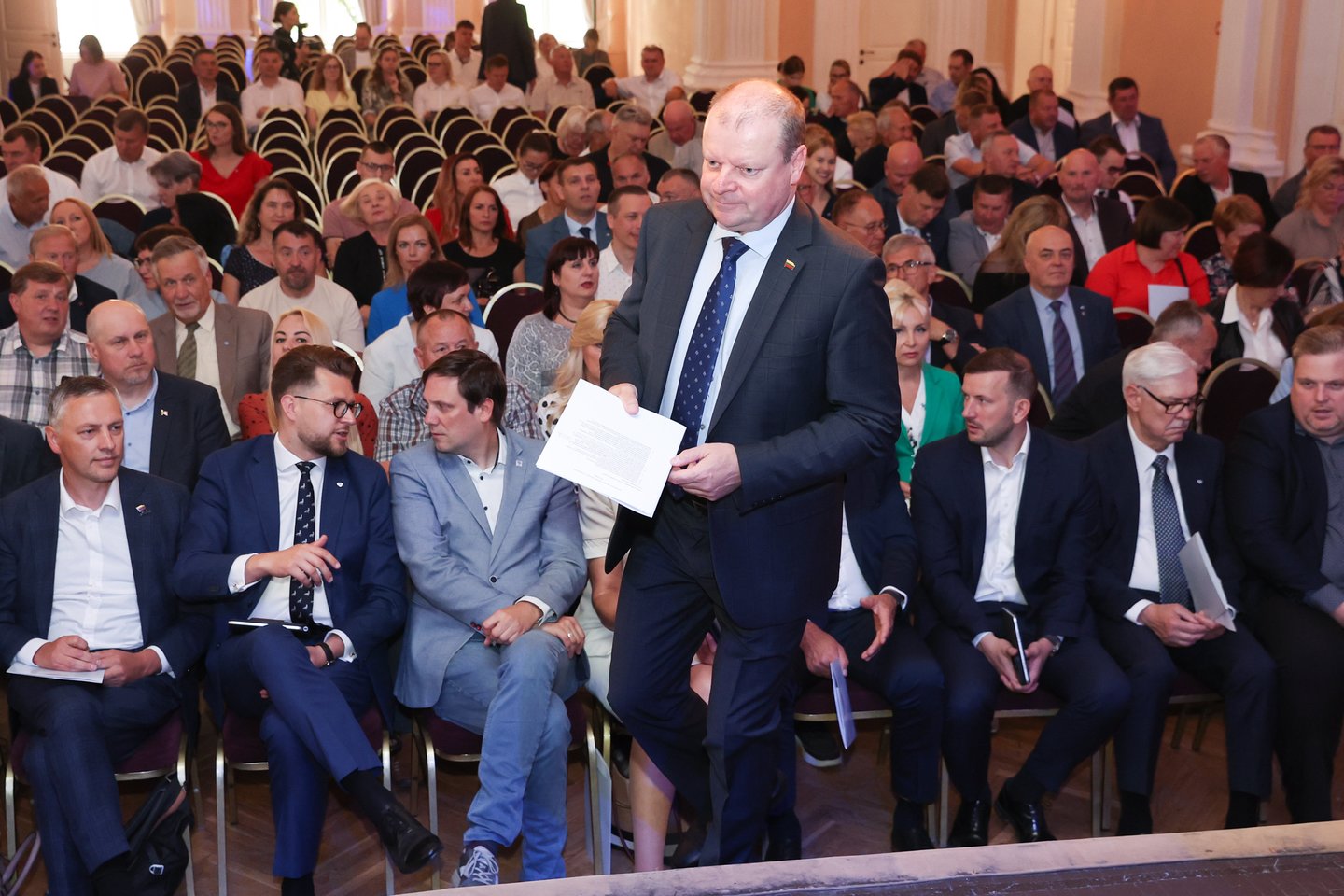 Šeštadienį Demokratų sąjungos „Vardan Lietuvos“ suvažiavime partijos pirmininkas S.Skvernelis susirinkusiems partiečiams bandė paaiškinti jau kelias savaites Seime vykstančią dramą.<br>R.Danisevičiaus nuotr.