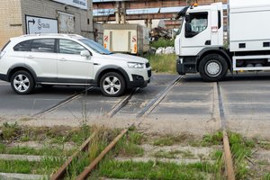 Vairuotojai nepatenkinti, jog turi dardėti nebenaudojamais geležinkelio bėgiais: tenka laužyti automobilius