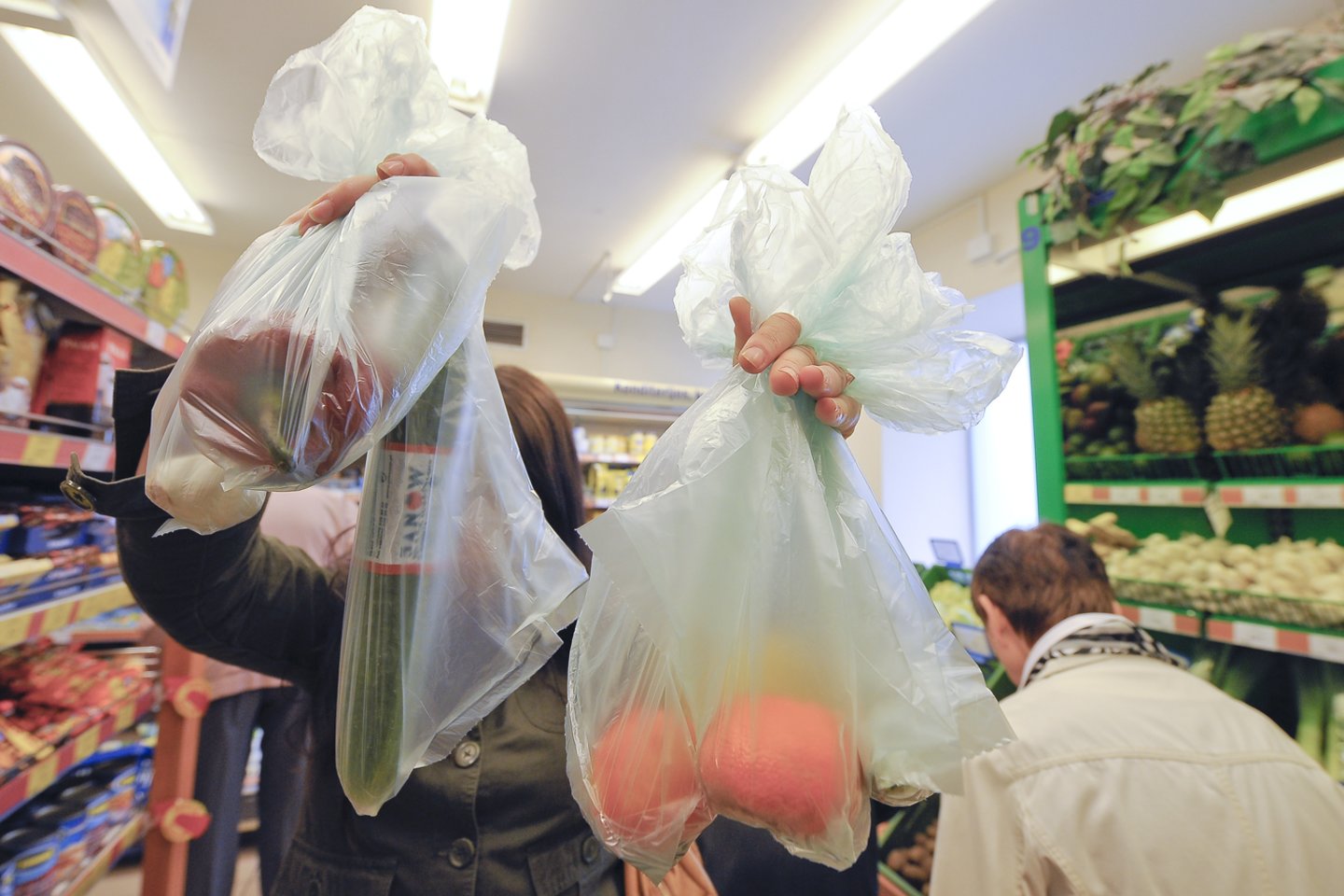 Nuo liepos ploni plastikiniai maišeliai parduotuvėse taps mokami.<br>V.Ščiavinsko nuotr.