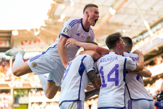 Paskutinių minučių stebuklas: Škotijos futbolininkų įvarčiai lemiamomis akimirkomis parklupdė norvegus 