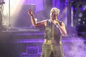 Nepaisant skandalo dėl „Rammstein“ lyderio, grupės albumai topuose gerina pozicijas