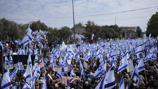Nepaisant protestų prieš teismų reformą, Izraelio premjeras patikino: imsis veiksmų, kad ją įgyvendintų