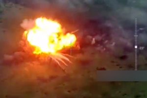 Rusai išbandė naują savo seno tanko pritaikymą – viskas baigėsi įspūdingo dydžio sprogimu