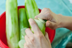Daržovių žinovė atsakė į klausimą, ar reikia nulupti agurkų žievelę