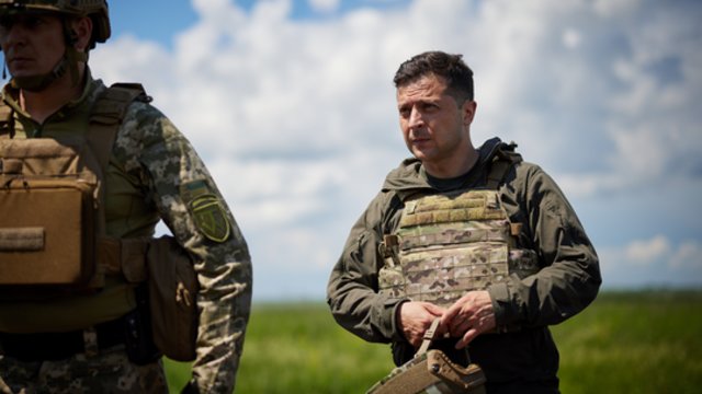 V. Zelenskis: Ukrainos kariuomenė žingsnis po žingsnio juda į priekį