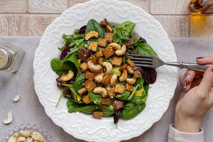 Gaivios ir sočios salotos su tofu ir keptais anakardžių riešutais