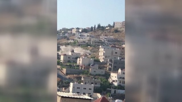 Užfiksuota: Izraelio armijos džipą nubloškė sprogimas Vakarų banko reido metu