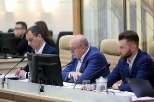 Kauno tarybos nariams – 5,5 euro per valandą „į rankas“: atskleidė, kas pinigų atsisakė