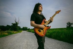 Hardroko legendos UFO gitaristas Vinnie Moore‘as atvyksta į Lietuvą