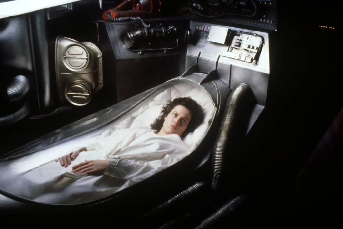 Kadras iš filmo „Aliens“. Filmo herojė Ellen Ripley hibernacijoje išmiegojo 57 metus.<br> 20th Century Fox iliustr.