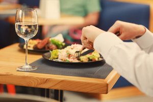 Nustatė geriausią laiką paskutiniam dienos valgiui: susitvarko cukraus kiekis kraujyje ir medžiagų apykaita