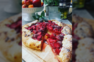 Vasariškas pyragas su rabarbarais ir braškėmis namus iškvėpins nuostabiais aromatais