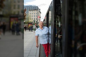 Troleibusą vairuojančios vilnietės nuotykiai: gerbėjas prie kabinos klūpėjo ant kelių