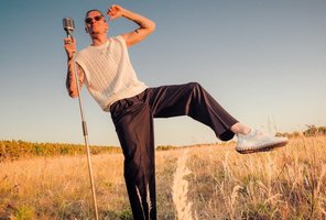 Tadas pristato aiškią žinutę turinčią vasaros dainą „Jūra purpurinė“