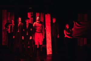 Spektaklis žiaurumu paženklintame Žemaitijos miškelyje skirtas šiurpiai tragedijai atminti