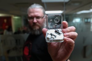 „Nothing Ear (2)“ apžvalga: gražus, įdomus ir neįprastas „niekas“