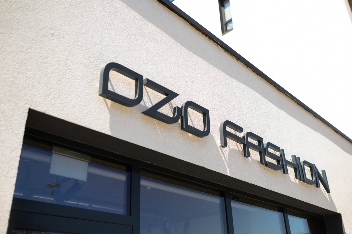 Derindami didmeninę prekybą su mažmenine, "Ozo fashion" savininkai susitinka su galutiniu pirkėju.<br>V.Skaraičio nuotr.