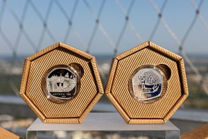 Istorinė akimirka: kolekcinė moneta miesto merui įteikta ekstremaliomis sąlygomis