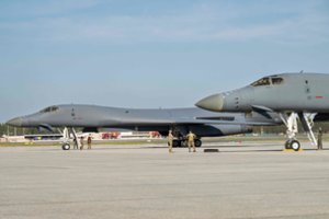 Pirmą kartą istorijoje: Švedijoje nusileido JAV bombonešiai, dalyvausiantys pratybose