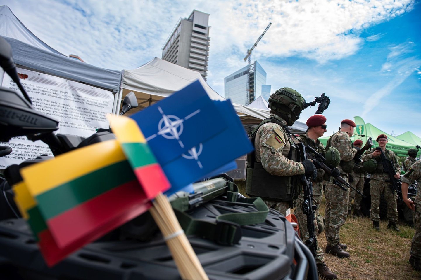  NATO ir Lietuvos vėliavėlės.<br>A. Pliadžio (KAM) nuotr.