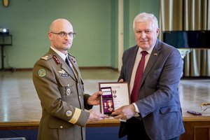 Ministras A. Anušauskas Estijoje pasveikino naująjį Baltijos gynybos koledžo komendantą A. Šiuparį