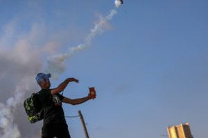 Po mirtino išpuolio Vakarų Krante kilo riaušės